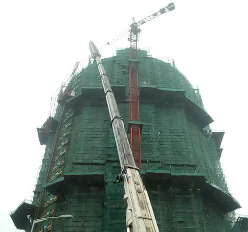 大厂吊车在工地上作业